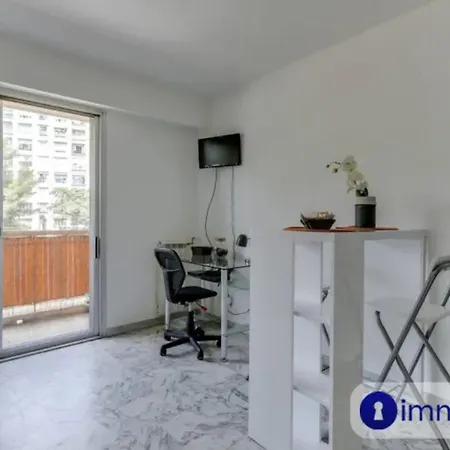 Air-conditioned Near The Promenade Des Apartment
