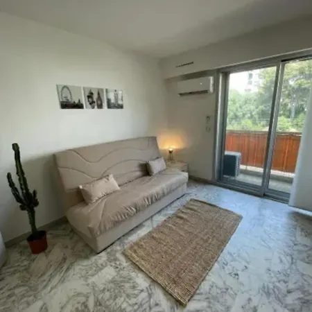 Air-conditioned Near The Promenade Des Apartment *